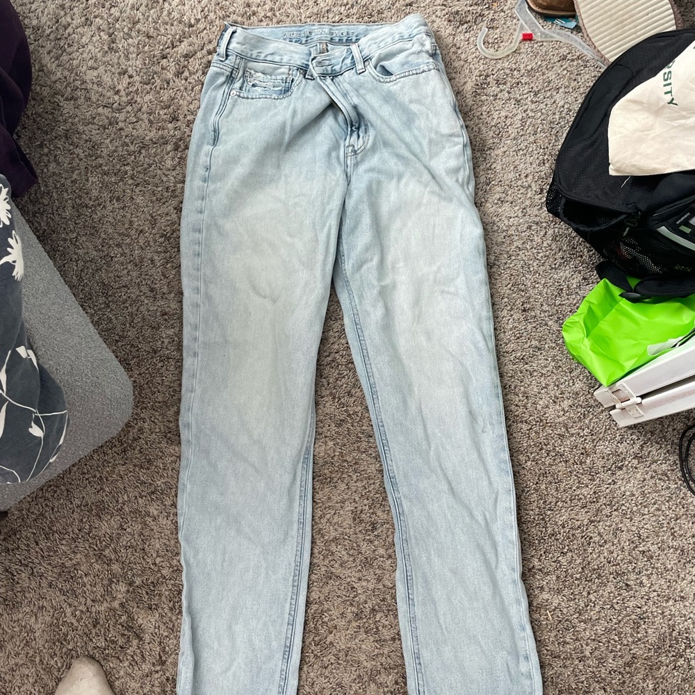 american eagle light washed mom jeans